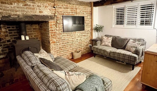 Historic 3-Bed Cottage with Garden in Hursley