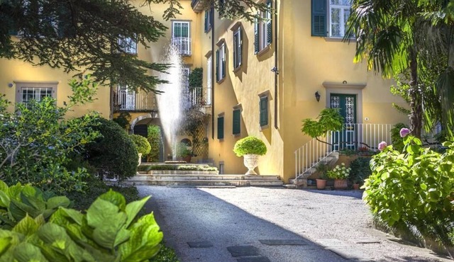 Historic villa, 1 km to the beach, 500m to the city, pool, sauna