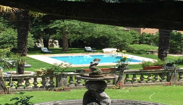 Historic villa, 1 km to the beach, 500m to the city, pool, sauna
