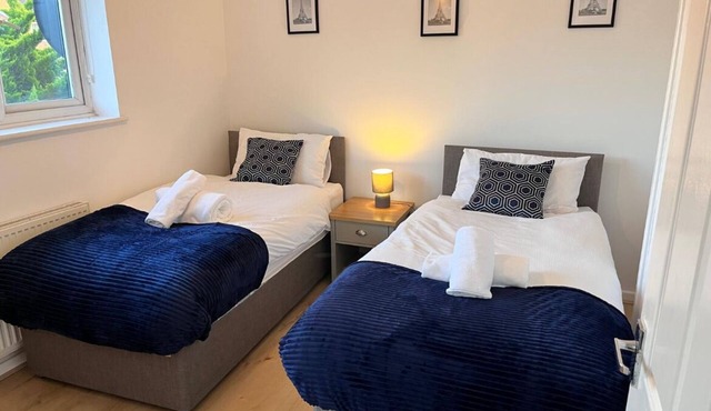 Hive Stays, sleeps 3, Free Parking, Wifi, Smart Tv