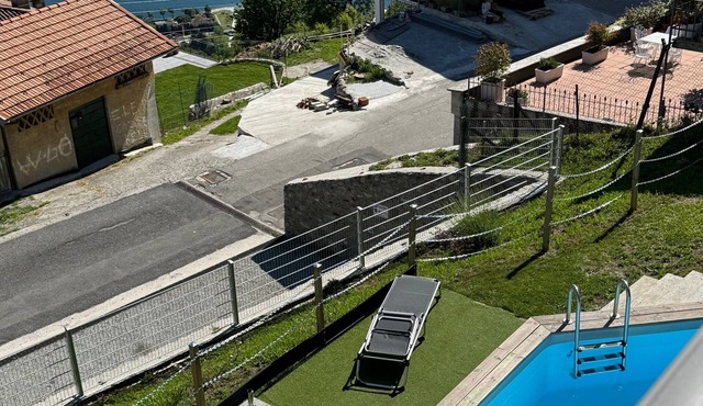 Holiday Apartment '4' with Lake View, Shared Pool and Wi-Fi
