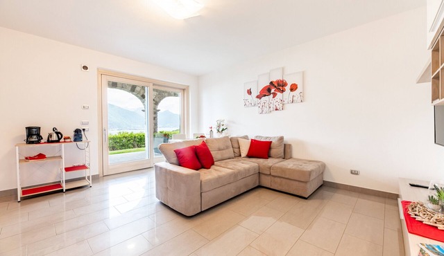 Holiday Apartment "Giardino" with Private Terrace, Shared Pool & Wi-Fi
