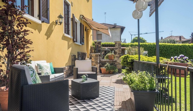 Holiday Apartment Tina’s Yellow Home with Mountain View, Wi-Fi, Terrace & Garden