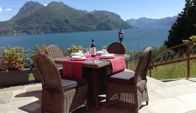 Holiday apartment with a terrace and a great lake and mountain view