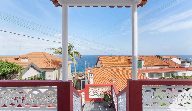 Holiday Home 'Casa Da Avó Ferreirinha' with Sea View, Private Terrace and Wi-Fi