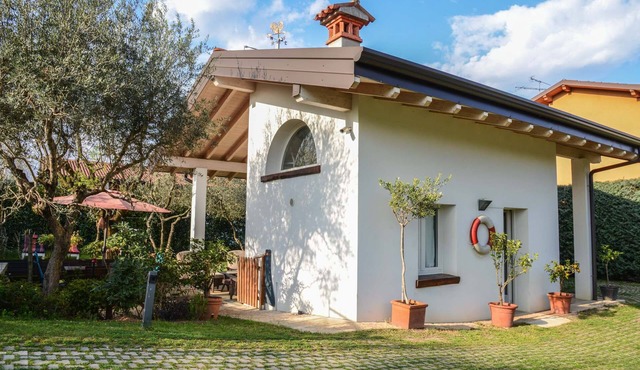 Holiday Villa GardaLake Caprapanca, really close to the lake. Pets friendly!