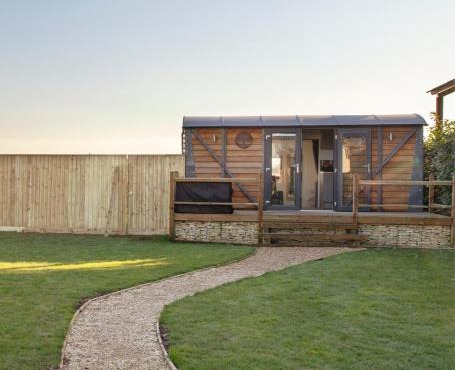 Holly Lodge - Quirky Shepherd's Hut With Hot Tub - Bespoke Made From A Salvaged Railway Carriage