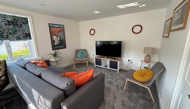 Hollywell Stays, Meads View – Spacious Two‑Floor Apartment with Village Views