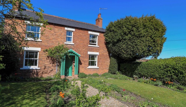 HOLMHURST, family friendly, character holiday cottage in Southwell