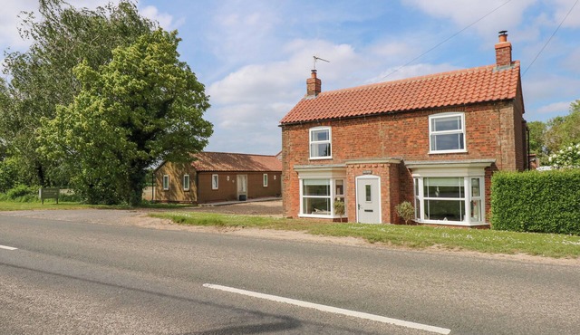 HOLT HOUSE, pet friendly, character holiday cottage in Bicker