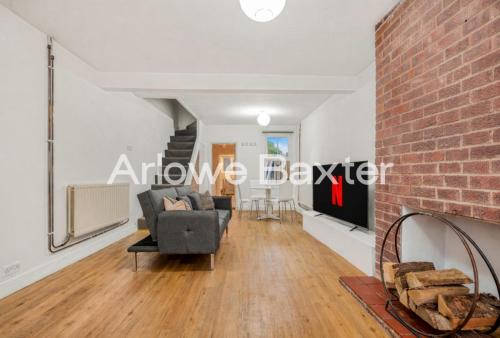 Homely 3-Bedroom Retreat with Garden & Living Room