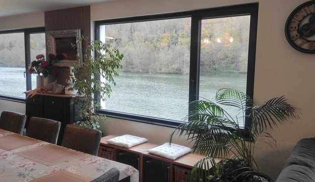 Homerez - Riverside House with Jacuzzi