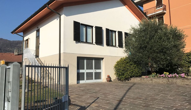 House for 4 people, private parking for 2 cars, 5' by car from Como