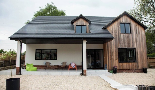 House Sleeps 10 with Enclosed Garden