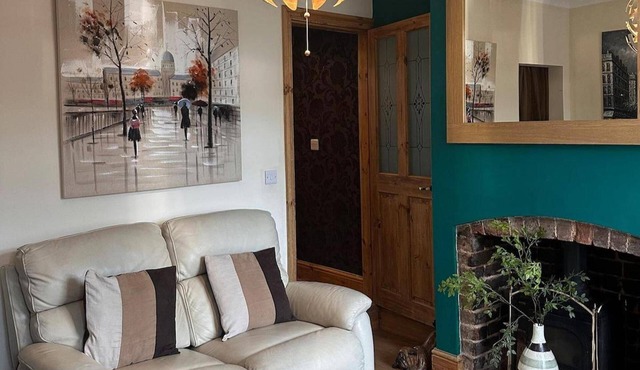 House - Sleeps 4 - Garden - on Street Parking