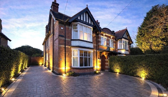 House-Sleeps10-HotTub-Garden-Parking-10minToTown