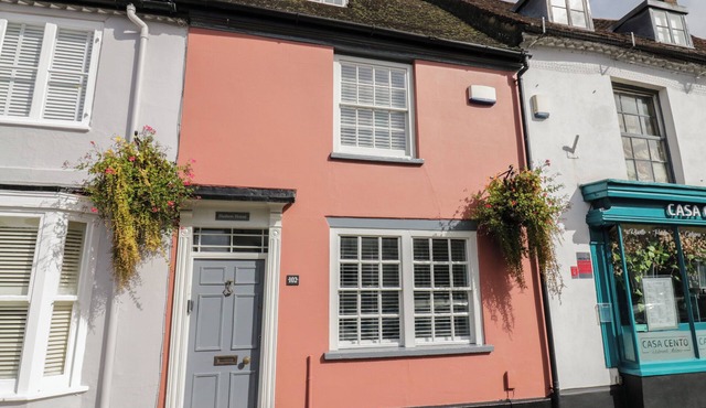 HUDSON HOUSE, pet friendly, with a garden in Stony Stratford