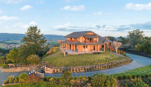 Hunua Heights Homestead w Great Views, Deck & BBQ