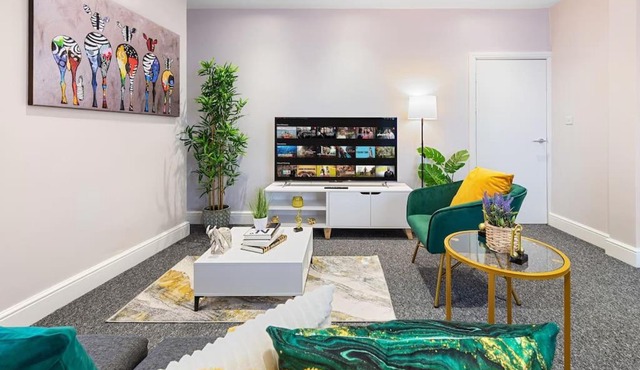 Immaculate 2BR London Flat with King Bed-Parking Available-Sleeps 6-20 Percent OFF Off Long Stays! Perfect for Families, Contractors & Couples!