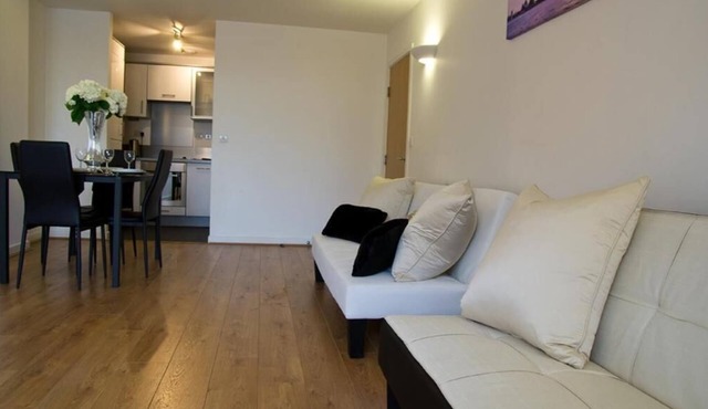 Impeccable 2-Bed Apartment in Brentwood