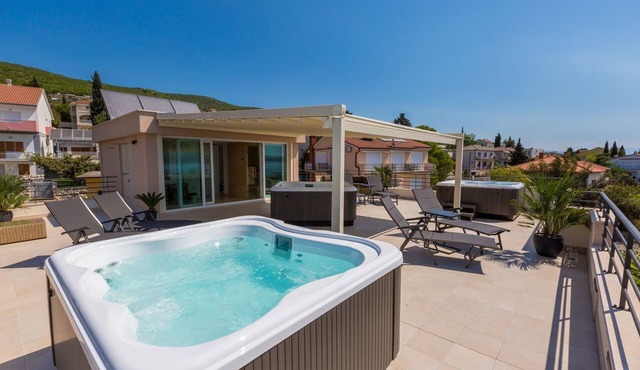 Impressive flat just 100 metres from the beach with jacuzzi, sauna, sea view, WiFi