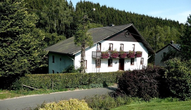 In a country house, park, rural, in the mountains, idyllic loc., pets consid.