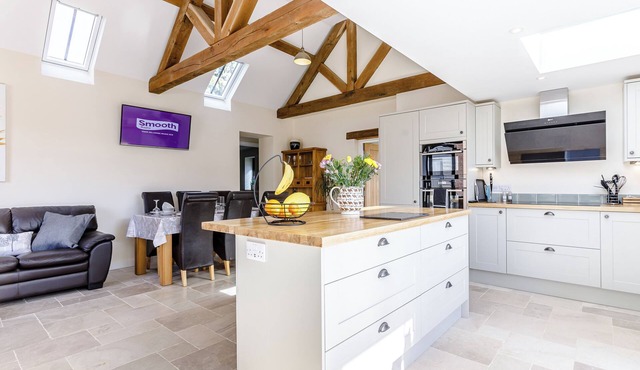 In this stunning cottage, the serene country life of Cotswold awaits you.