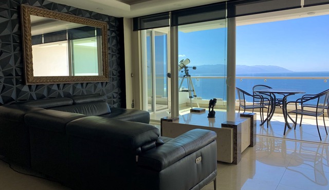 Incredible condo with panoramic views of the sea and mountains