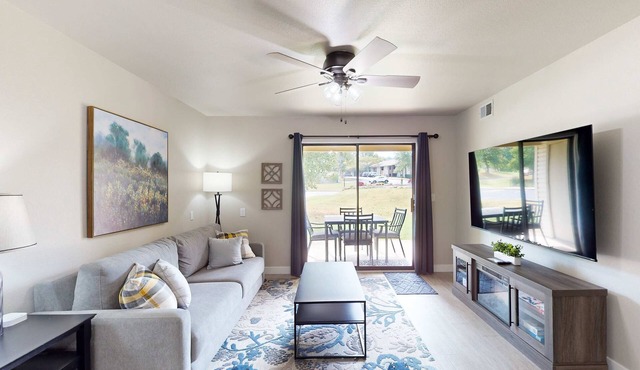 Inviting 2BR Condo - POOL - Fitness Center Access
