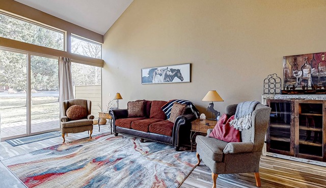 Inviting townhouse with fast WiFi, patio & access to pools, golf, tennis & gym