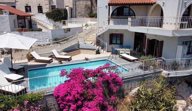 Irida Woodstone House 4 bedrooms shared pool