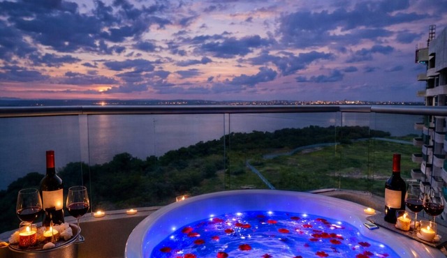 Island Concierge I 2 BR Condo Jacuzzi + Airport 5 Min