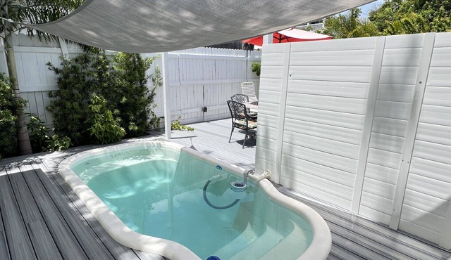 Island Paradise 2BR House Pool, 1/2 Block to Duval