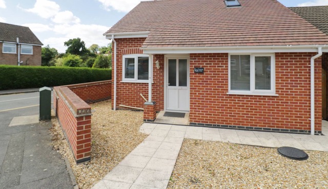 IVANHOE LODGE, pet friendly, with a garden in Ashby-De-La-Zouch