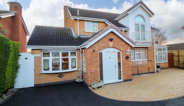 Ivys End Boutique Chic Manor Cottage Elegant & Sophisticated Retreat in Loughborough offering 3bedrooms
