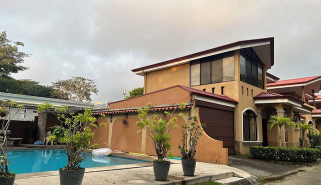 Jaco Hideaway: 1 minute walk to direct beach access. Gated community with pool.