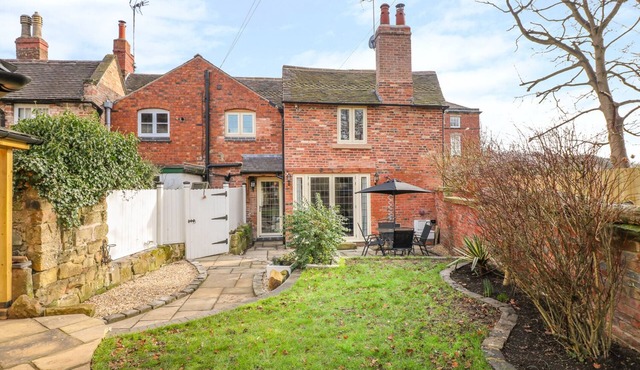 JASMINE COTTAGE, pet friendly, with open fire in Duffield