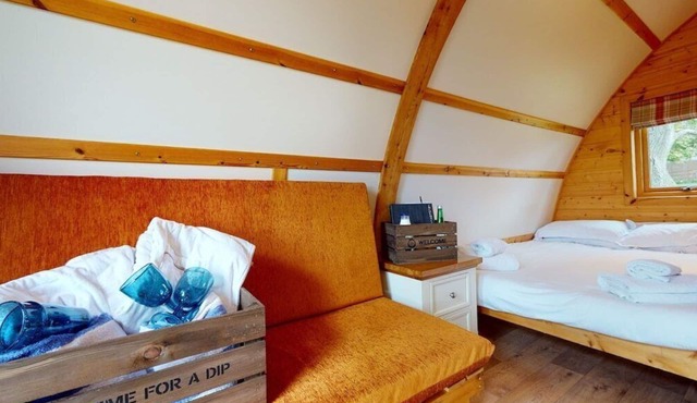 Jazz - Delightful en-suite wigwam with hot tub