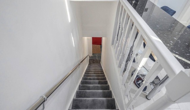 K Suites - Cozy 2 Bedroom with WiFi and Parking