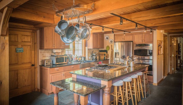 Karin's Place VT: Secluded post and beam with private pool, sauna, & playground