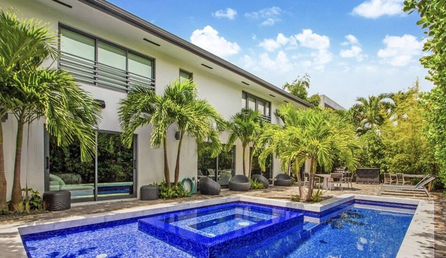 Key Biscayne modern villa w/pool and spa, 5 min from the beach!