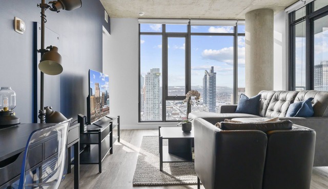King Bed | DT Views | AC | UG Park | Pool | Gym | Central Downtown
