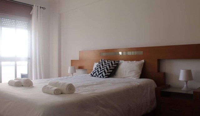 King Bedroom 1 In Sintra- Massamá Next To Train Station