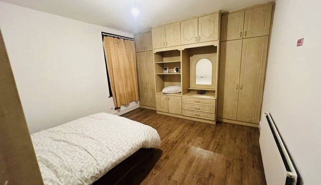 king size room in well decorated flat