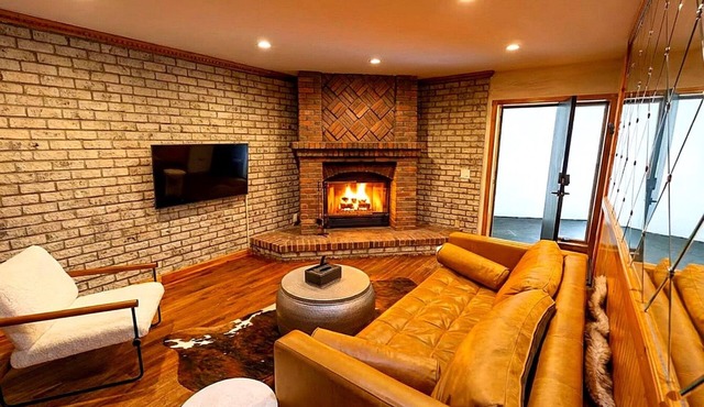 King Suite · Full Kitchen · Fireplace · Private Deck · Sleeps 4