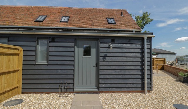 KINGFISHER, 2 THE OLD STABLES, pet friendly, with a garden in Witney