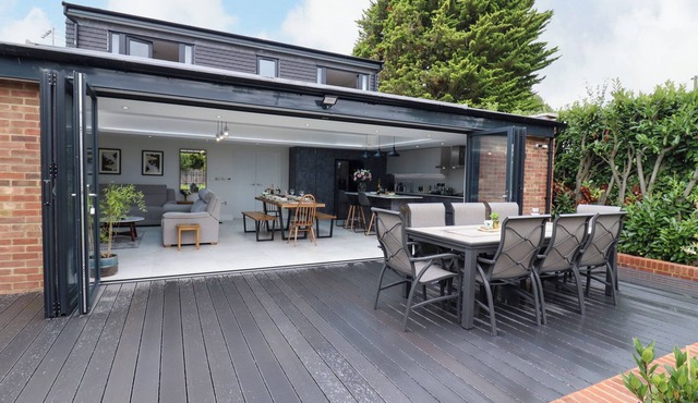KITE VIEW COTTAGE, pet friendly, with a garden in Holmer Green