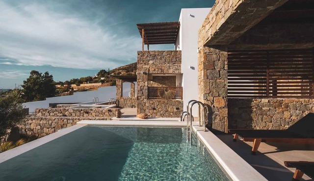 Kouros Blanc Resort & Suites