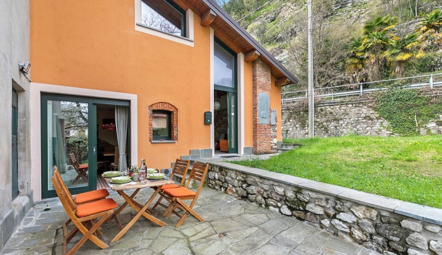 La Maison Du Lac - 50 meters from Lake , Private Parking&BBQ, Monvalle, Italy