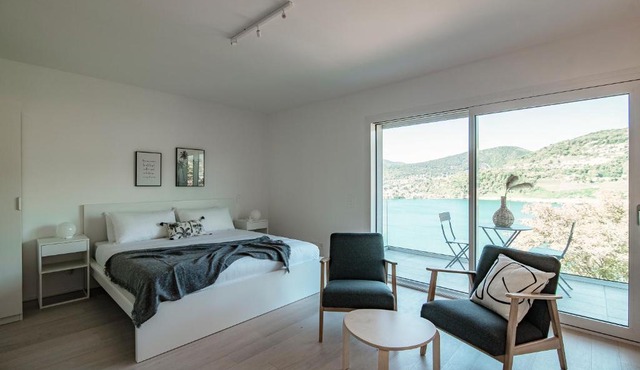 La Palma 1 by Quokka 360 - Stylish Modern Lake View Apartment